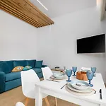 Hyacinthus Executive 5 Min To Апартаменти